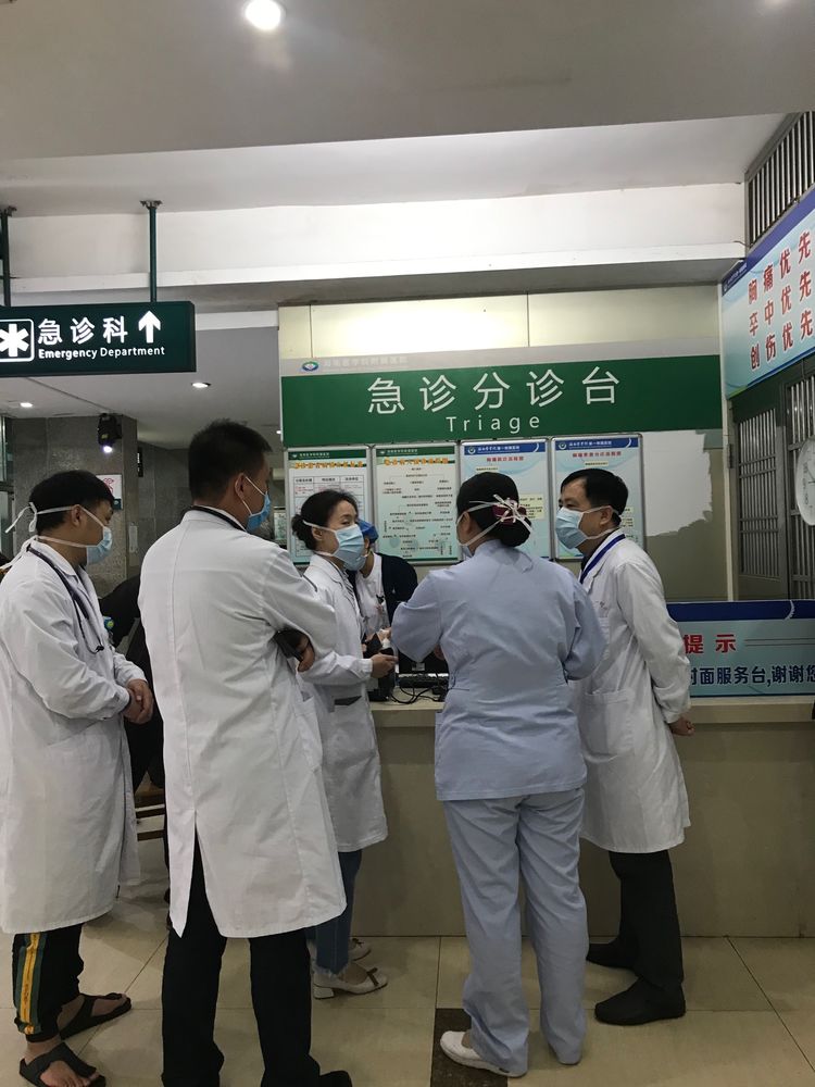 蔡书记分诊台.jpg